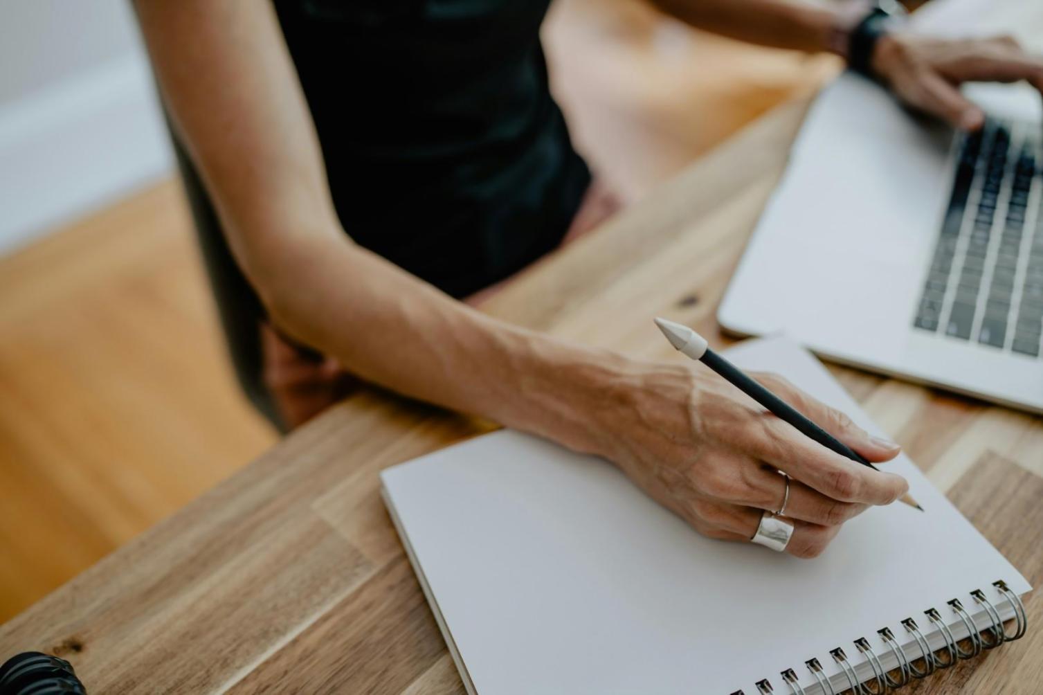Ambiente di apprendimento collaborativo con partecipanti impegnati in attività di gruppo